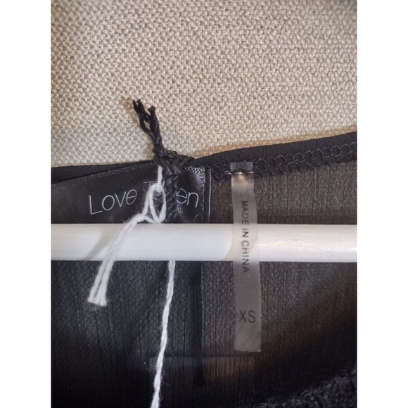 Love Token Blouse Women XS Black Sheer 3/4 Sleeve Light Hi Lo Hem Round Neck NWT - Picture 3 of 7